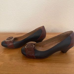 Leather slip-on pumps with buckle toe